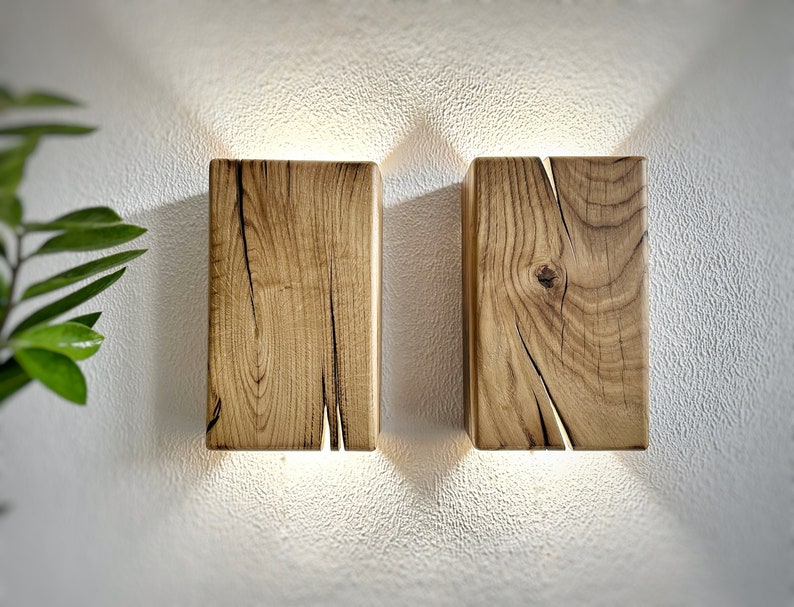 Enchufe de madera hecho a mano en aplique de pared o con interruptor, lámpara de noche de pared de tamaño personalizado, iluminación de aplique, pantallas de lámparas, luces de pared de roble de madera imagen 1