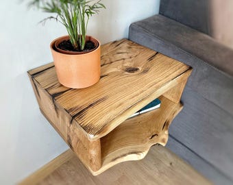Flytande nattduksbord i naturek, sidobord i massivt trä, handgjorda flytande hyllor, nattduksbord, vägghängd nattduksbord, specialdesignad bokhylla i trä