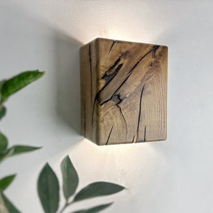 Vägglampa i återvunnen ek, minimalistisk vägglampa i trä, rustik träapplikation