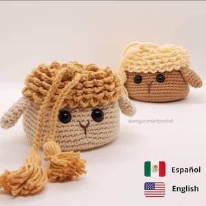 Puede incluir: Dos peluches de oveja de crochet con caras marrones y ojos negros. Una oveja es beige con una melena rizada marrón claro y una borla larga. La otra oveja es marrón con una melena rizada amarillo claro.