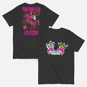 Peut inclure: Deux t-shirts noirs. L'un présente un graphisme de deux personnes chevauchant un poney rose avec le texte "PINK PONY CLUB" et "I'M GONNA KEEP ON DANCING" en rose. L'autre chemise a un logo avec deux couronnes et le texte "STUBUBZ".