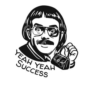 Può includere: Grafica in bianco e nero di un uomo con occhiali e baffi che tiene in mano una piccola borsa. Il testo "YEAH YEAH SUCCESS" è sotto il volto dell'uomo. L'immagine ha uno stile vintage e retrò.