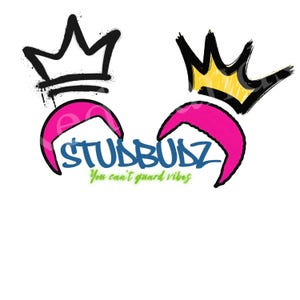 Peut inclure: Conception graphique avec deux couronnes, une noire et une jaune, au-dessus de formes roses incurvées. Le mot "STUDBUDZ" est en bleu, avec "You can't guard vibes" en vert en dessous.