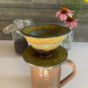 Keramische koffie of thee pour-over met ingewikkeld kantpatroon / / gemaakt in de VS