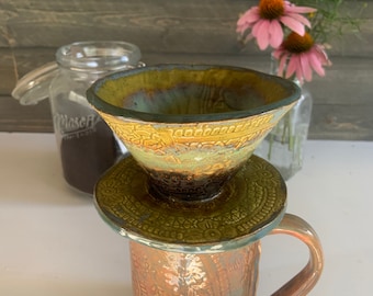 Café de cerámica o té vertido con intrincado patrón de encaje / / Hecho en EE. UU.