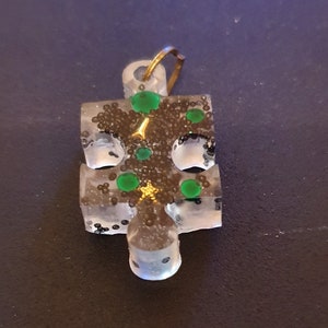 Klare Harz Anhänger Halskette Puzzleteil geformt mit einem Gold Seestern und Rechteck, grünen Gems und schwarzem Glas Kaviar