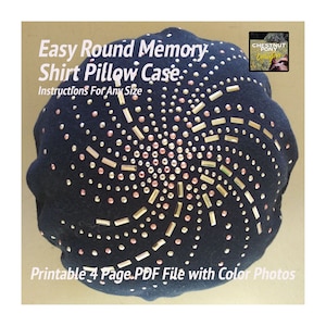 Könnte beinhalten: Ein dunkelblauer runder Kissenbezug mit einem Design aus goldenen und rosafarbenen Strasssteinen. Der Kissenbezug ist mit einem Muster aus Kreisen und Linien verziert. Der Text "Easy Round Memory Shirt Pillow Case" und "Instructions For Any Size" ist auf dem Kissenbezug aufgedruckt. Der Text "Printable 4 Page PDF File with Color Photos" ist unten auf dem Kissenbezug aufgedruckt.