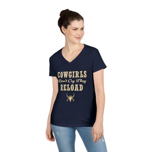 Cowgirls gråter inte, de laddar om, v-ringad t-shirt | Western Cowgirl Rodeo-tröja
