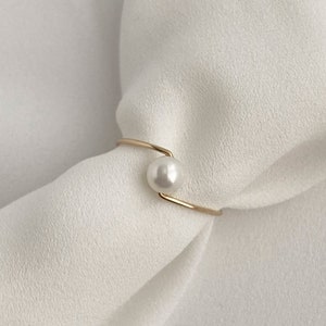 Anello di perle minimalista delicato anello impilabile per donna perla d'acqua dolce naturale anello Midi da indossare tutti i giorni oro 14k riempito MichelleLJewelry