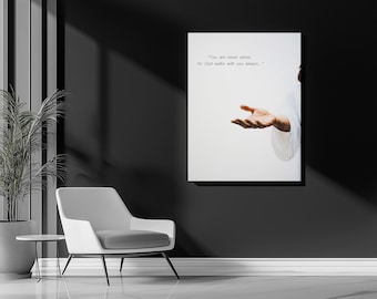 Op de afbeelding: Een witte canvas print met een citaat over geloof en een uitgestrekte hand. Het citaat luidt: "Je bent nooit alleen, want God wandelt altijd met je."