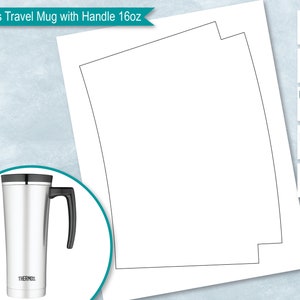 Puede incluir: Una taza de viaje de acero inoxidable con asa y tapa negras. La taza tiene la palabra "THERMOS" impresa en el lateral. La taza tiene una capacidad de 473 ml.