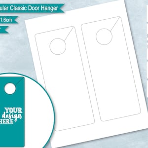 Op de afbeelding: Twee lege rechthoekige deurhangers met een gat aan de bovenkant. De deurhangers zijn 8,9 cm bij 21,6 cm. Een turquoise deurhanger met de tekst "YOUR design HERE" is te zien in de linkerbenedenhoek.