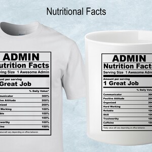 K&ouml;nnte beinhalten: Wei&szlig;es T-Shirt und Tasse mit einer schwarz-wei&szlig;en Grafik, die "ADMIN Nutrition Facts" mit einer Liste von F&auml;higkeiten und deren t&auml;glichen Prozentwerten anzeigt. Die Grafik ist im Stil eines N&auml;hrwert-Etiketts gestaltet.