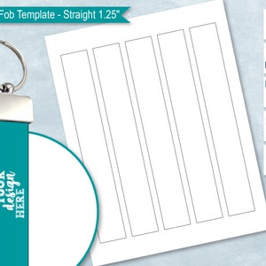 Puede incluir: Una plantilla para un llavero de muñeca de 1,25 pulgadas de ancho. La plantilla es un rectángulo blanco con tres líneas verticales. La plantilla es para un llavero de muñeca recto. El texto "Wristlet Fob Template - Straight 1.25" está en la parte superior de la plantilla. El texto "YOUR design HERE" está en un llavero de muñeca azul turquesa.