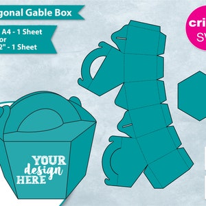Op de afbeelding: Een turquoise blauwe zeshoekige gable box sjabloon voor een Cricut snijmachine. De sjabloon bevat een zeshoekige basis, een gable top en een handvat. De tekst "YOUR design HERE" is opgenomen op de voorkant van de doos.