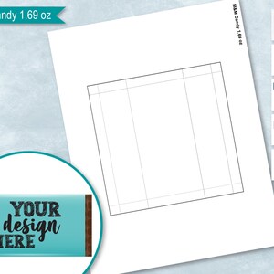 Könnte beinhalten: Eine druckbare Vorlage für eine Schokoladenriegelverpackung mit braunem Holzmaserungshintergrund und türkisfarbenem Text, der "YOUR design HERE" lautet. Die Vorlage ist für einen 1,69 Unzen M&M-Schokoladenriegel.