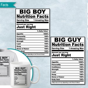 Puede incluir: Dos etiquetas de información nutricional en blanco y negro con el texto "Big Boy" y "Big Guy" con el texto "Just Right" en cada etiqueta. Las etiquetas están diseñadas para parecerse a una etiqueta de información nutricional con una lista de cualidades como "Apetito", "Personalidad", "Confianza", "Fuerza", "Leal", "Swag", "Sentido del humor" y "Calor" con un valor porcentual del 100% para cada cualidad. Las etiquetas se muestran en una camiseta blanca y una taza blanca.