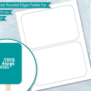 Puede incluir: Un abanico de paleta rectangular de color azul turquesa con bordes redondeados. El abanico tiene un mango de palo blanco y dice "YOUR design HERE" en texto blanco. El abanico mide 12,7 cm por 19,1 cm.