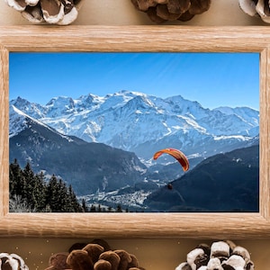 Photographie de Montagne / Photographie d'un parapente devant le Mont-Blanc (Haute-Savoie) / Photographie en couleur / Taille multiple