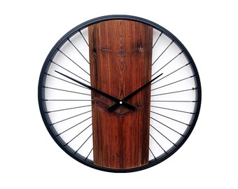 Rustikale Wanduhr aus altem Holz kombiniert mit Speichen und Fahrradrad, einzigartiges Geschenk, Überraschung