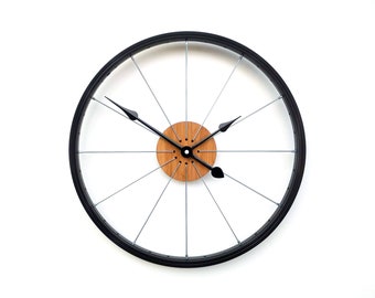 Max wall clock made of rims and bicycle spokes, bamboo wood, reloj