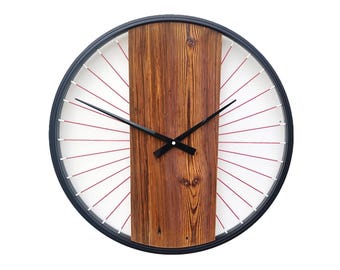 Rustikale Wanduhr aus altem Holz, kombiniert mit Fahrradspeichen und -rad – ein einzigartiges Geschenk, eine Überraschung!