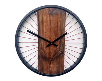 Eine rustikale Wanduhr aus altem Holz, kombiniert mit Speichen und einem Fahrradrad – ein einzigartiges Geschenk