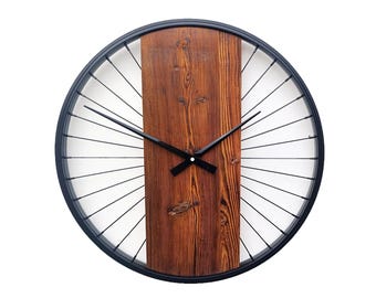Rustikale Wanduhr aus altem Holz, kombiniert mit Fahrradspeichen und -rad – ein einzigartiges Geschenk, eine Überraschung!