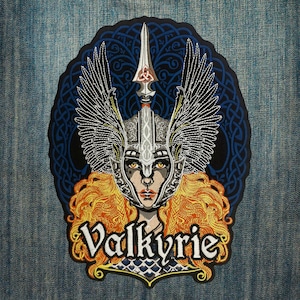 Peut inclure: Patch brodé représentant une Valkyrie guerrière aux cheveux dorés, portant un casque avec des ailes et tenant une lance. Le patch a un fond bleu avec des motifs complexes et le mot "Valkyrie" écrit en jaune.