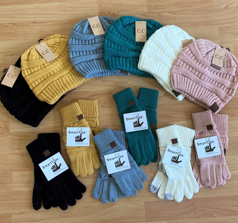 Woman's Beanie and Gloves//Winter//Snow// Hat & Glove 