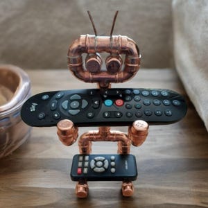 Support pour télécommande/casque robot en cuivre fait main : déco de bureau originale