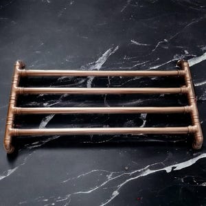 Salvamanteles grande de cobre con patas protectoras. imagen 9