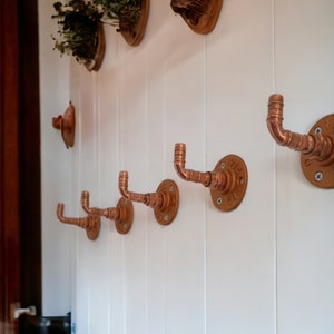 Perchero industrial de pared de tubo de cobre de 10 mm montado en madera, la más alta calidad, elección de colores de cera