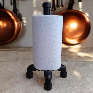 Suporte para papel toalha de ferro preto, suporte para rolo de cozinha de tubo de 3/4 de polegada, decoração de cozinha industrial feita à mão, pés antiderrapantes, decoração de cozinha de fazenda,
