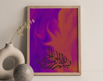 Könnte beinhalten: Ein rechteckiges gerahmtes Wandbild mit einem leuchtend violetten und orangefarbenen marmorierten Hintergrund und schwarzer arabischer Kalligrafie unten in der Mitte. Der Rahmen besteht aus hellem Holz und das Kunstwerk zeigt ein fließendes, abstraktes Design.