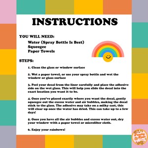 Op de afbeelding: Instructies voor het aanbrengen van regenboog-raamdecoraties. De stappen omvatten het reinigen van het oppervlak, het bevochtigen met water, het losmaken van de sticker van de liner en het gladstrijken van luchtbellen. De instructies vermelden ook het gebruik van een rakel en papieren handdoeken.