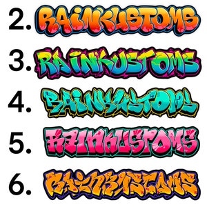 Puede incluir: Siete variaciones de la palabra "RainKustoms" en una fuente de estilo graffiti. Cada palabra está en una combinación de colores diferente, con un contorno negro. Las palabras están numeradas del 1 al 7.