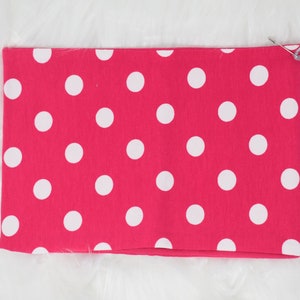 Könnte beinhalten: Rechteckige, pinkfarbene Tasche mit weißen Punkten. Die Tasche hat einen Reißverschluss und ein Etikett mit der Aufschrift "Kathi's Handmade World". Die Tasche dient wahrscheinlich zur Aufbewahrung kleiner Gegenstände.