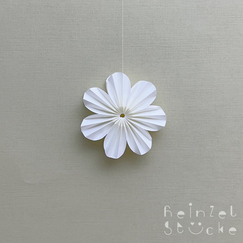 Luna paper flower 10 cm / paper ornament / design made of paper / origami / flower / decorative item / wall decoration / window decoration / white / pink / green / beige/blue Weiß