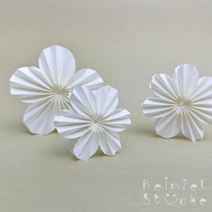 Luna Papierblume 10cm /Papierornament /Design aus Papier /Origami /Blume /Dekoartikel /Wanddeko /Fensterdeko /weiß /rosa /grün / beige/blau zdjęcie 7