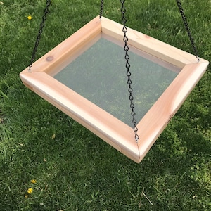 Comedero colgante de cedro hecho a mano para pájaros. Ideal para exteriores. Regalo para amantes de las aves. Madera maciza. Hecho en EE. UU.