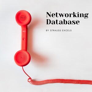 Op de afbeelding: Een rode draaischijftelefoon met een opgerold snoer. De telefoon staat op een witte achtergrond met de tekst "Networking Database by Strauss Excels" erboven.