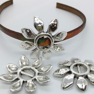 Flower Power-distanser för 5 mm platt läder - Antiksilver - Välj din mängd
