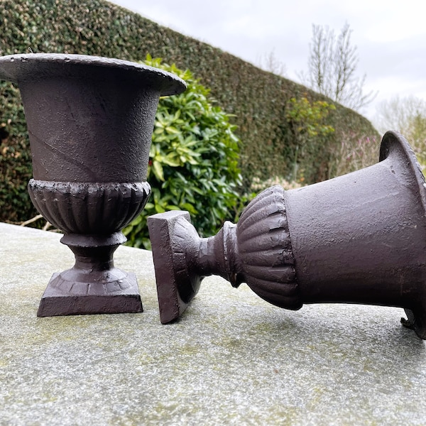 Une paire de charmants vases de jardin - Jardinières - Urnes classiques