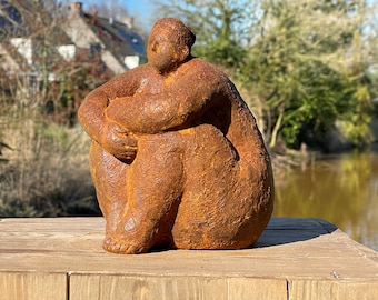 Garden sculpture fat lady | Abstract sculpture | Tight knees
