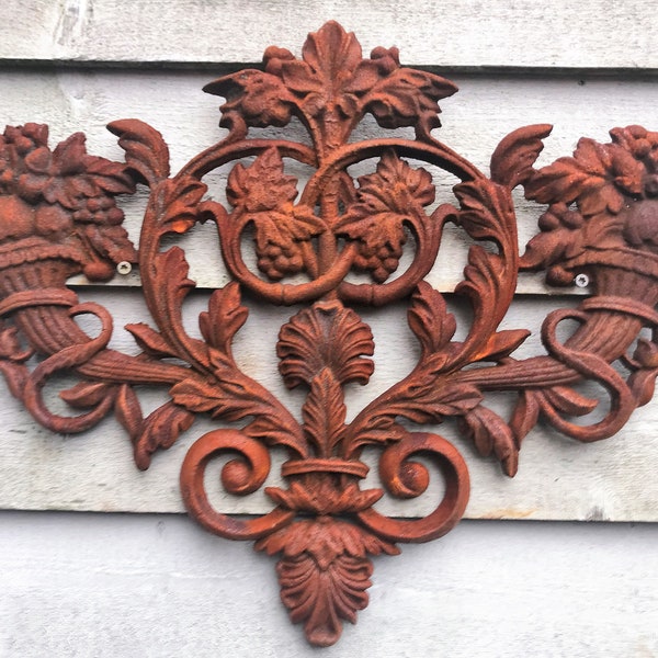 Beautiful classy garden ornament - Cast iron wall decoration - Ancient architecture - Horn the abundance