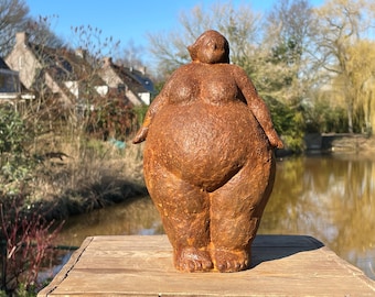 Sculpture de jardin debout grosse dame | Image abstraite |