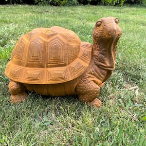 Große Gartenstatue aus Gusseisen mit Schildkröte – Rostfarbene Statue – Schwere Gartendekoration – Dekoration im Vintage-Stil