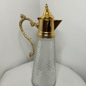ヴィンテージ プレス ガラス クラレット ジャグ ピッチャー デカンタ ゴールド トーン ハンドル ライオン ディテール バー カート デコレーション MCM デコレーション ダーク アカデミア