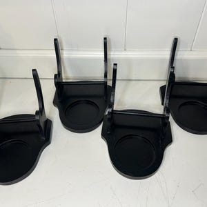 Ensemble vintage de 4 présentoirs pour tasses et soucoupes en bois